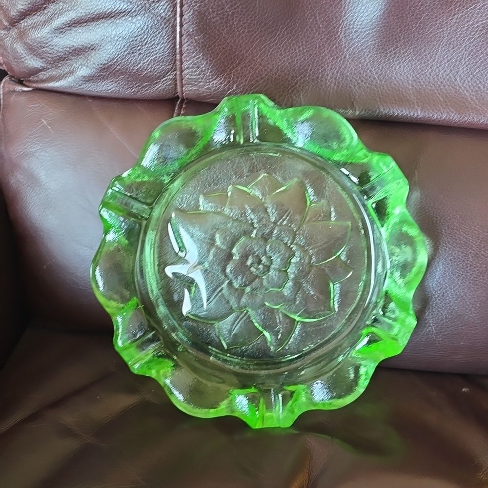 Tiara Magnolia Indiana Glass Lotus Flower Ashtray – Large Embossed VTG 30s 40s